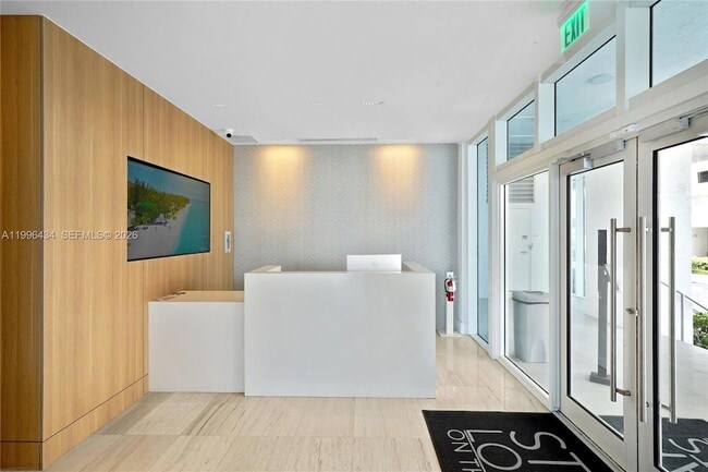 Building Photo - 700 NE 25th St