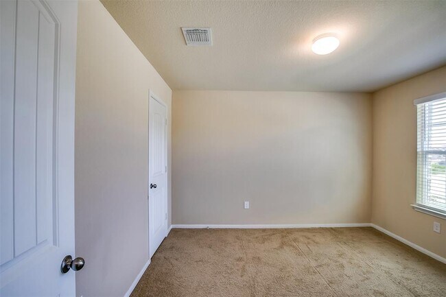 Building Photo - 15008 Custis Ln
