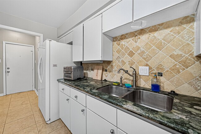 Building Photo - 7655 S Braeswood Blvd