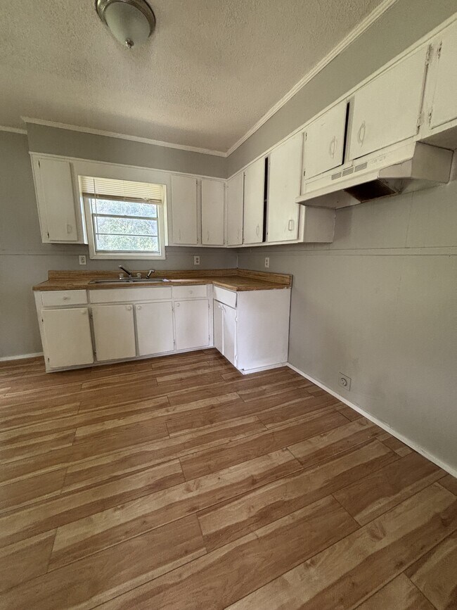 Building Photo - 433 Fleming Dr