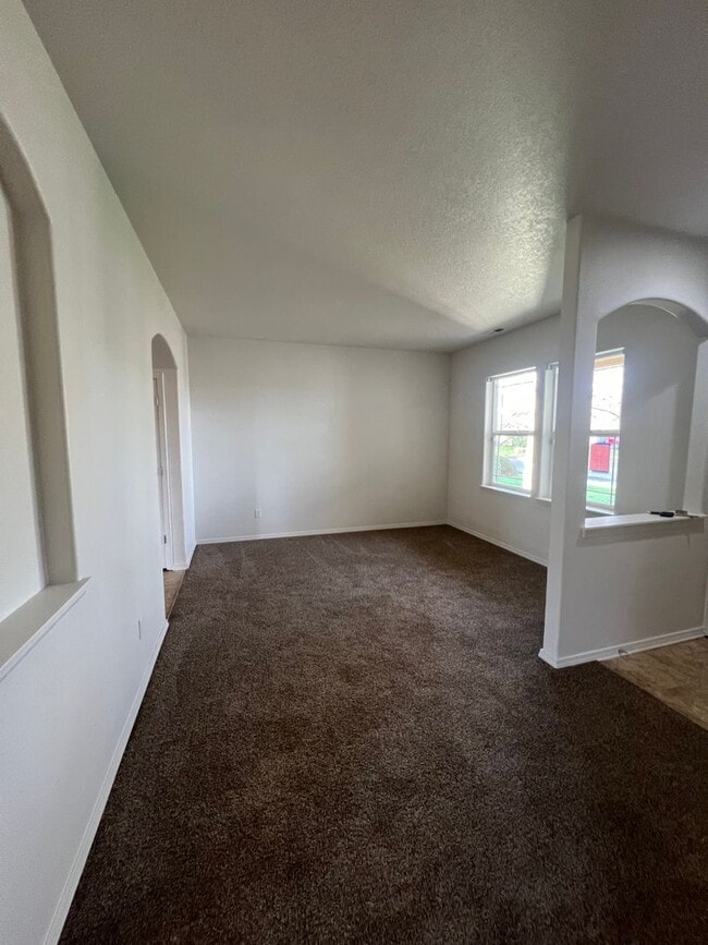 Building Photo - 3-bedroom 2-1/2 bathroom home in Eugene