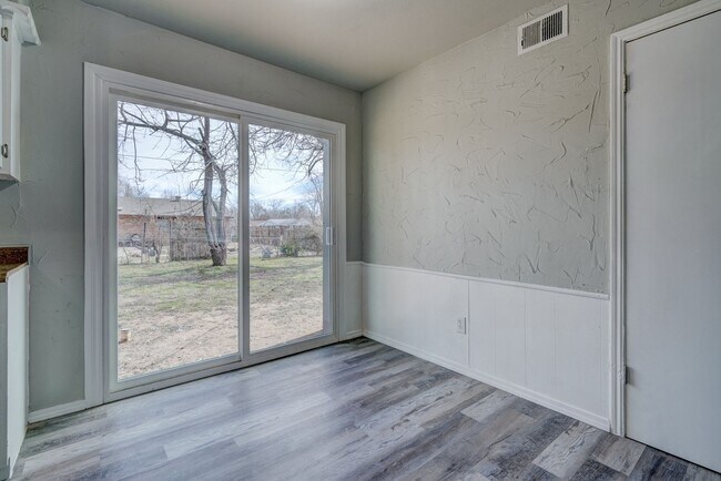 Building Photo - Beautifully Remodeled 3 or 4 bedroom with ...