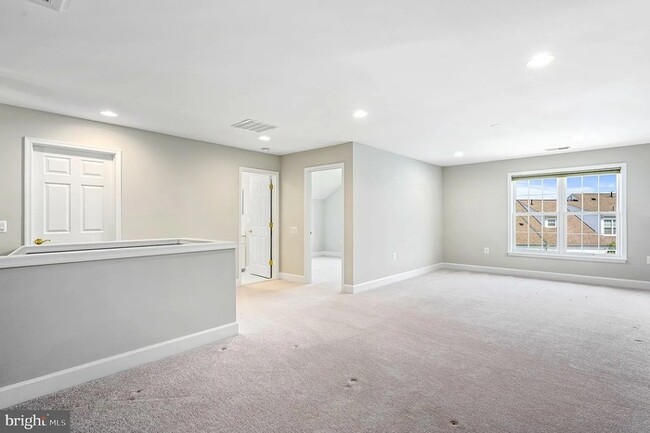 Building Photo - 3 bedroom, 3 bath Burlington model with a ...