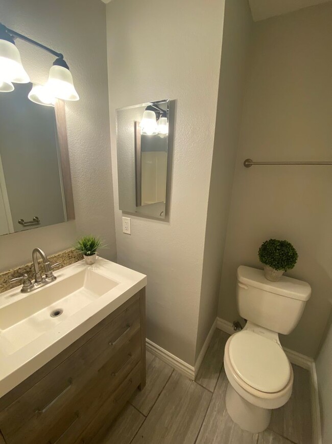 Building Photo - 2 bed, 2 bath upgraded unit with community...