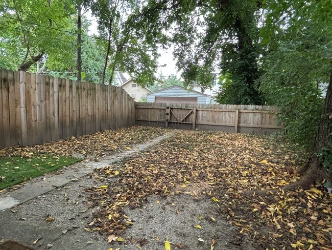 Building Photo - 3-Bed, 1-Bath Home – Fenced Yard, Off-Street Parking, Spacious Kitchen & In-Unit Laundry