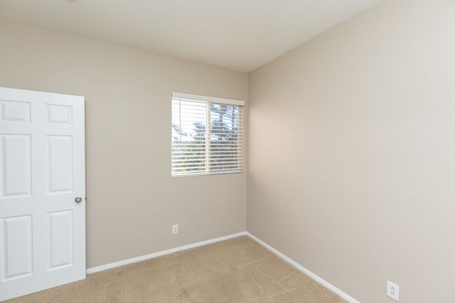 Building Photo - 3 bed, 2.5 bath DETACHED home in SCRIPPS RANCH