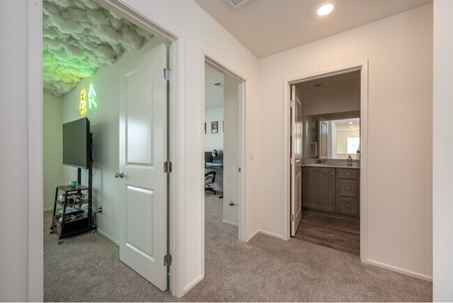 Building Photo - 28650 New Yorker Ln