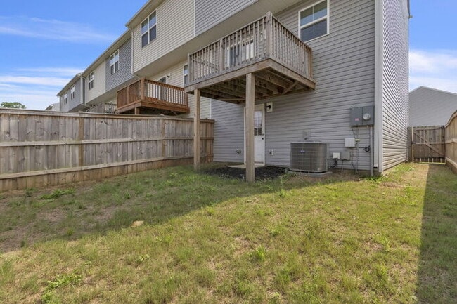 Building Photo - Modern 3BR Townhome with Bonus Room Near F...