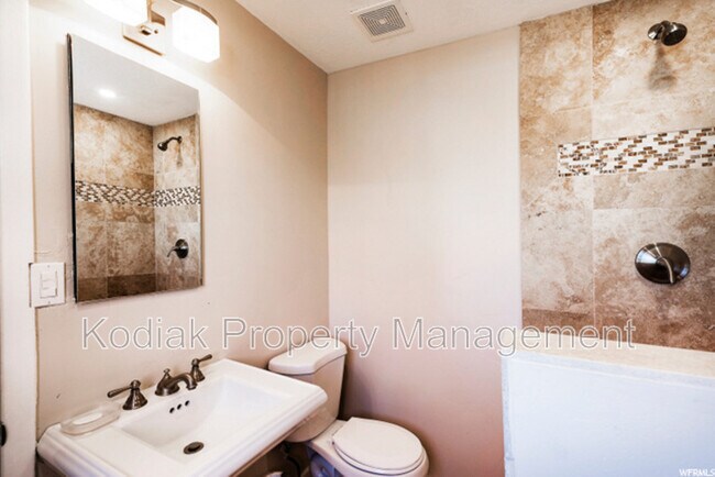 Building Photo - 2266 Brentwood Cir