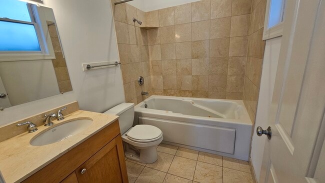 Building Photo - 511 N Hartland Ct