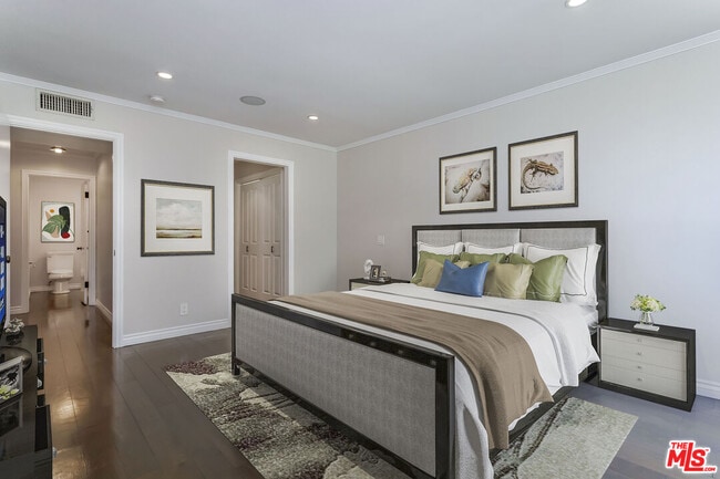 Building Photo - 906 N Doheny Dr