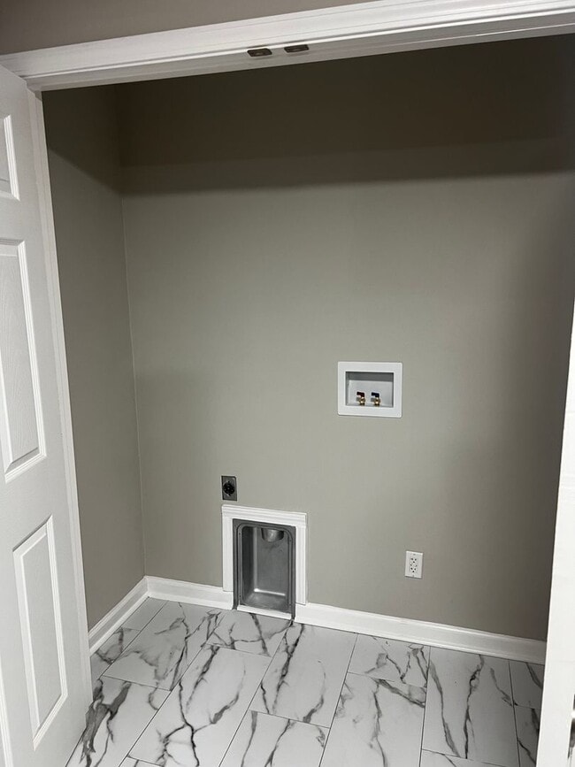 Building Photo - 824 Strawberry Ln