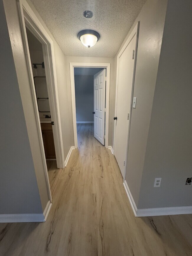 Building Photo - Newly remodeled townhome