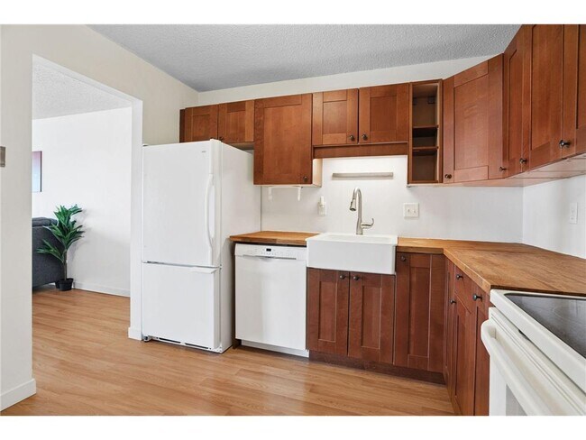 Building Photo - 78 10th St E