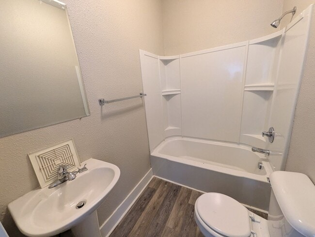 Building Photo - 2 Bedroom Home near Fairgrounds!