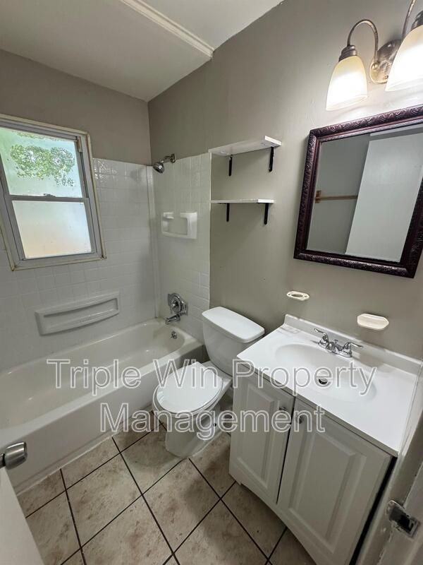 Building Photo - 9733 Dennis Dr