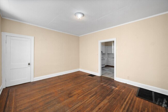 Building Photo - Spacious 4BR/2BA Home with Hardwood Floors Throughout!