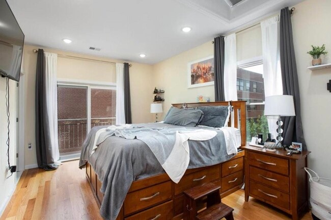 Building Photo - 86 Oak St