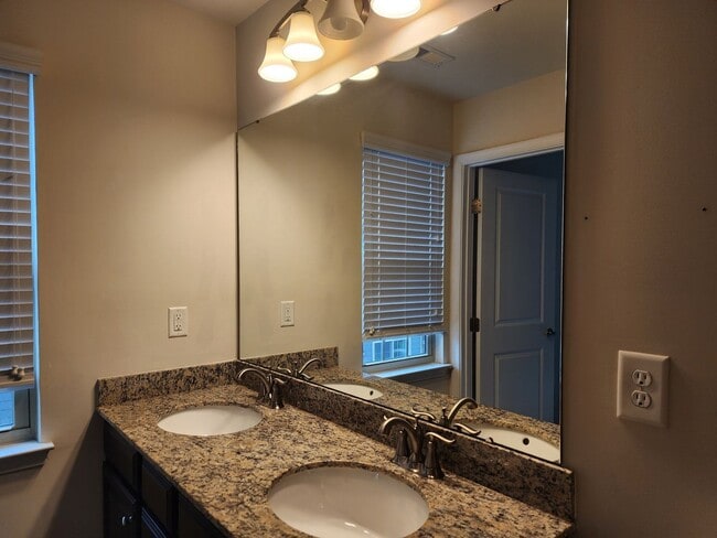 Building Photo - Plaza Midwood Townhome