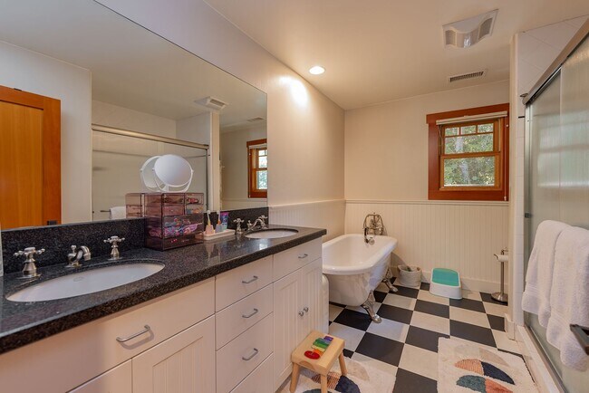 Building Photo - Private Creek Rd Paradise