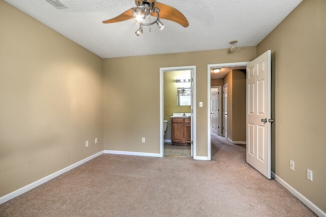 Building Photo - 132 Amanda Ln