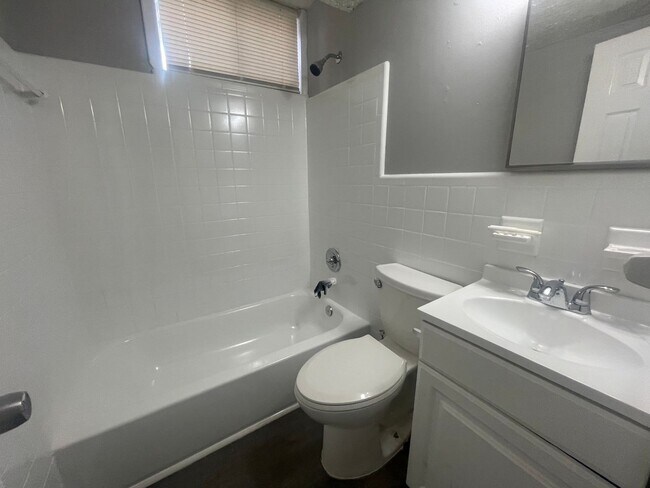 Building Photo - Jefferson Park Gem (2 Bedroom Available Now)