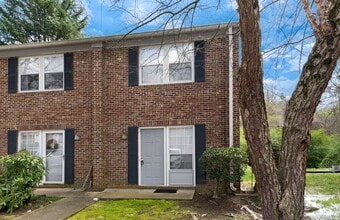 Building Photo - Available April! Convenient 2 BR/2.5BA Townhome