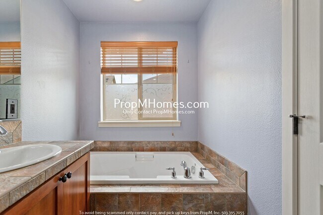 Building Photo - Cozy Two Bedroom Townhome in the Heart of ...