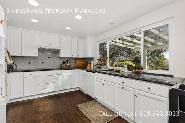 Building Photo - 1004 St Albans Pl