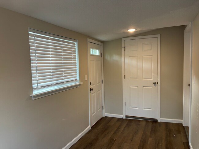 Building Photo - Fabulous 2 Bedroom 1.5 Bathroom House