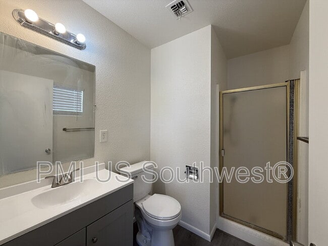 Building Photo - 664 Honeysuckle Rd