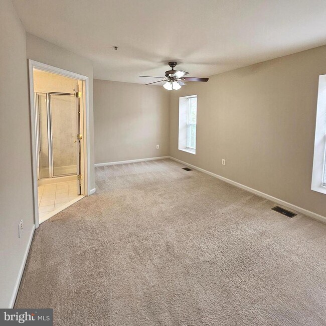 Building Photo - 5098 English Terrace