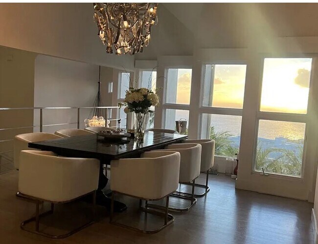 Building Photo - Azari PM-Juccuzi- half acre luxurious landscape-fully chic furniture -  massive lot , 18 fruit tr...