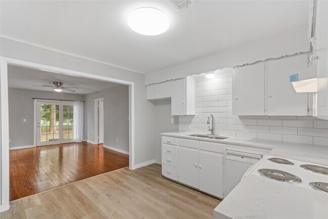 Building Photo - 615 Riveredge Dr