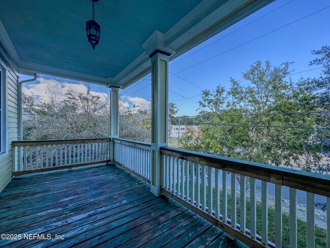 Building Photo - 136 E 6th St