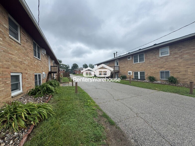 Building Photo - 114 NW College Ave