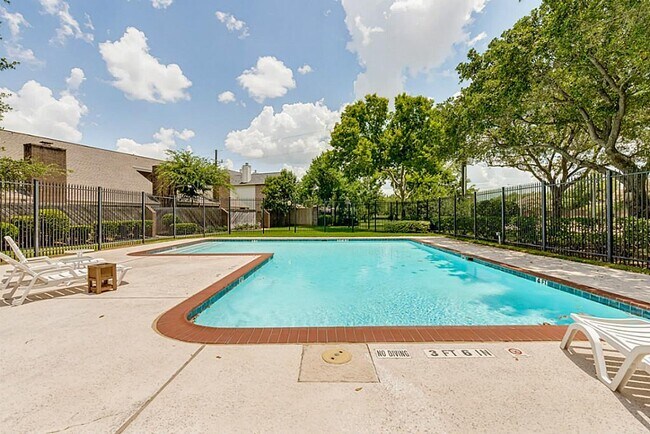 Building Photo - 13830 Hollowgreen Dr