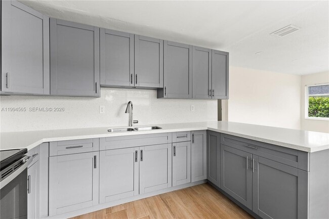 Building Photo - 6121 SW 40th Ct