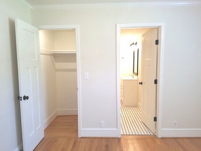 Building Photo - OAK CREST