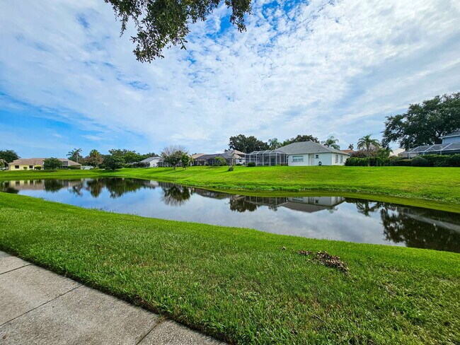 Building Photo - Waterfront Pool Home in Desirable Sunset Lakes