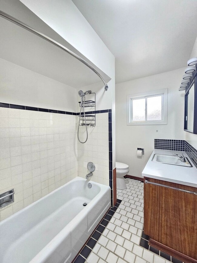 Building Photo - $2,300 - 3 Bed / 2 Bath Rancher Home in Perry District