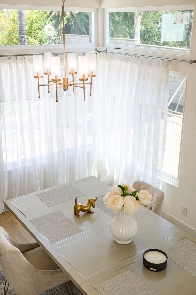 Building Photo - Luxe Spacious Home Near Parks Fully Equipped