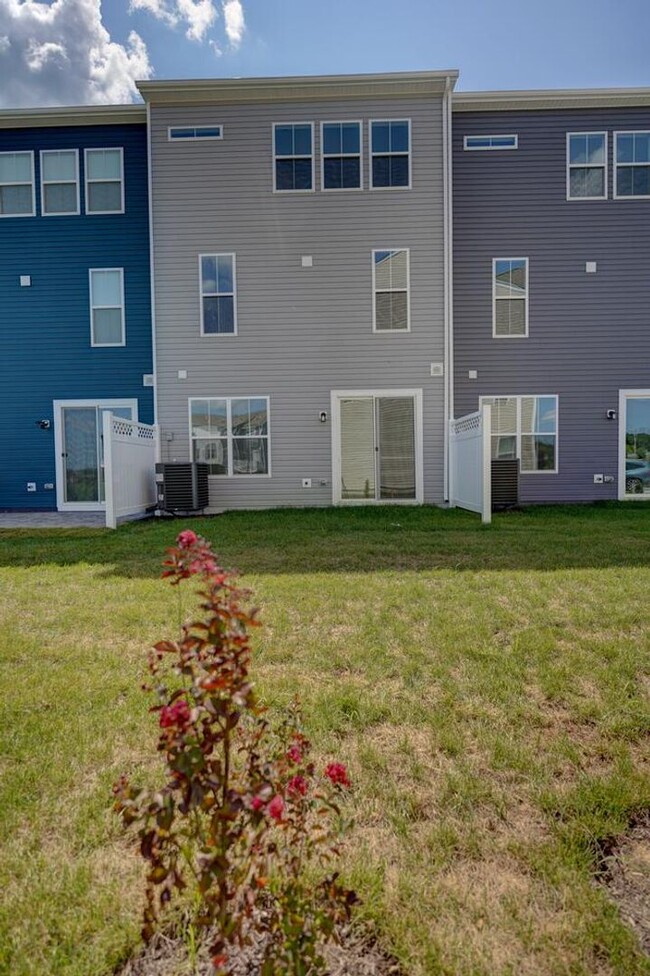 Building Photo - **Spacious 4-Bedroom Townhome in Middletow...