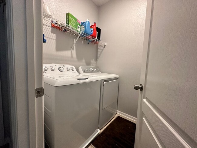 Building Photo - Lease this 3BR End-Unit Townhome in Gated Community with Water View!