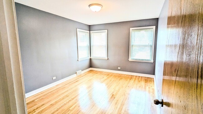 Building Photo - 2115 W Granville Ave