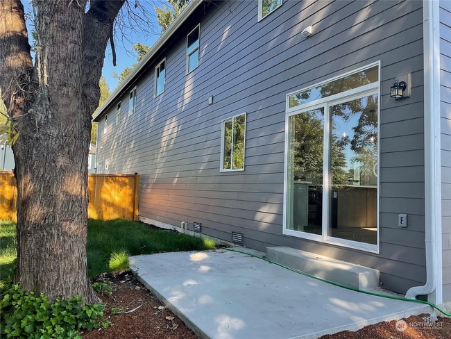 Building Photo - NIce Bremerton Townhouse
