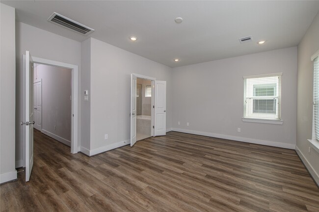 Building Photo - 1274 N Post Oak Rd