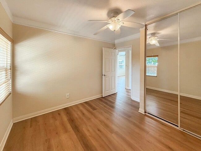 Building Photo - Charming 2B/1BA House w/ Large Yard, Garag...