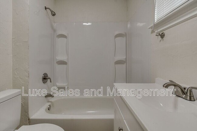 Building Photo - 905 E Rogers St