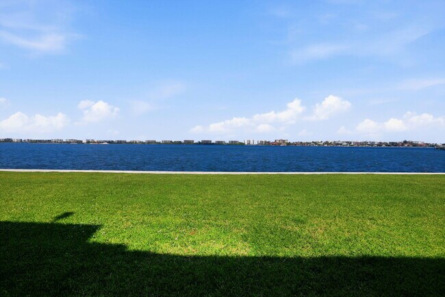 Building Photo - 1516 S Lakeside Dr